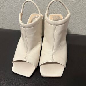 Vince Camuto Avangila Women’s Open Toe Leather Heeled Sandals. Size 9